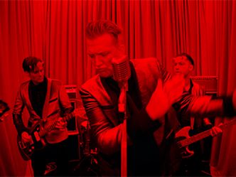 How many past members do the band Queens of the Stone Age have?