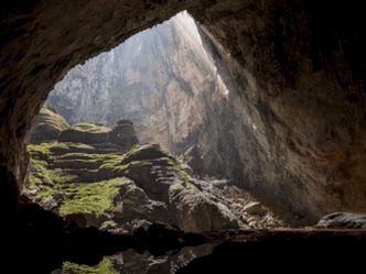 The longest underground cave system in the world is found in which U.S. state?