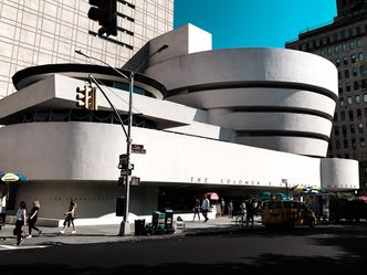 Who designed the Guggenheim Museum in New York?