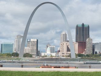 Who designed the Gateway Arch monument in St. Louis?