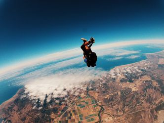 How many jumps are required before it's possible to test for the ability to skydive solo without supervision?