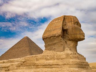 What's the name of the place in the outskirts of Cairo, Egypt, where the Great Sphinx is located?