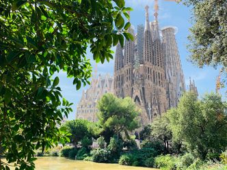 Which architect designed La Sagrada Familia?