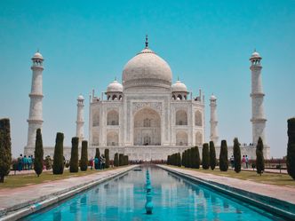 What type of rock is the Taj Mahal built of?