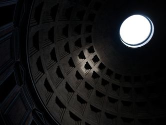 What building in Rome is known for its large dome with an oculus?