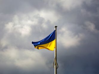 What do colours on the Ukrainian flag symbolise?