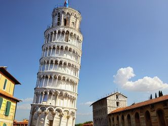 Which famous tower is located in Pisa, Italy?