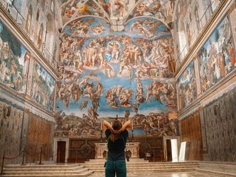 Who painted the ceiling of the Sistine Chapel?