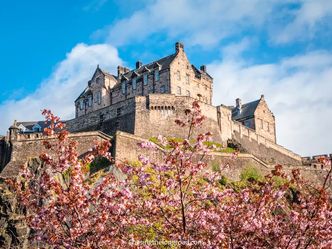 What is the name given to the famous 15th-century siege gun located at Edinburgh Castle?