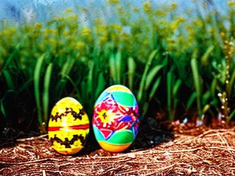 In which country do people create elaborate 'Easter Eggs' called 'Pysanky'?