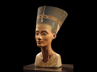 What queen is depicted in this bust?