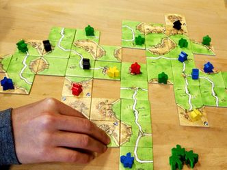 Which tile-placement game, designed by Klaus-Jürgen Wrede, won the award in 2001?