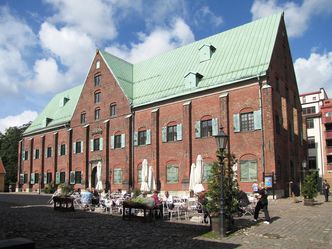 Kronhuset är Göteborgs näst äldsta profana byggnad. Var ligger det?
