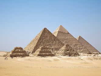 Where are the pyramids of Giza located?