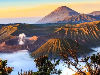How many active volcanoes are in Indonesia ? 