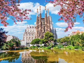 When Gaudí died in 1926, only a quarter of the basilica was completed. When did construction of La Sagrada Familia end?