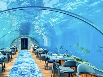 Burj Al Arab features an underwater dining experience, Al Mahara, how do you get to the restaurant?