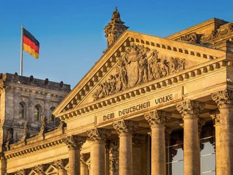 What prominent feature is found at the top of the Reichstag Building?