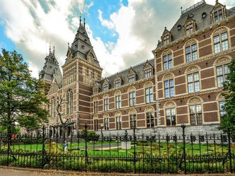 How many pieces of art are located within the Rijksmuseum?