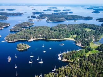 How many islands are part of Sweden?