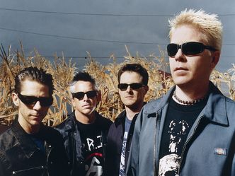 How far away were The Offspring on their 2000 single?