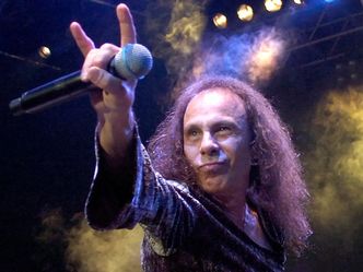 Legendary singer Ronnie James Dio was born in which year?