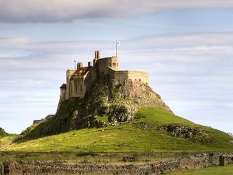 År 793 brukar räknas som starten på Vikingatiden. Då plundrade vikingar ett kloster i England. På vilken ö låg klostret?