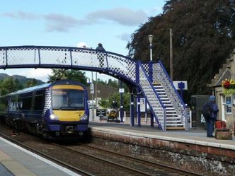 Which serve as the two cross-border railways linking Scotland and England?