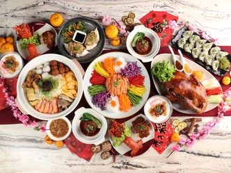 What is the popular dish serve in Chinese new year (Brunei) to symbolize abundance / prosperity?
