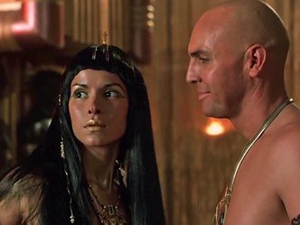 In The Mummy, Imhotep has an affair with Anck-su-namun, she was the wife of which Pharoah?