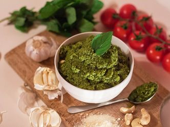 From which city comes the italian sauce : Pesto ? 