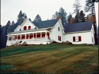 What is the name of the hotel in Stephen King's 'The Shining'?