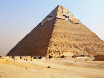 In which country is the Great Pyramid of Giza located?